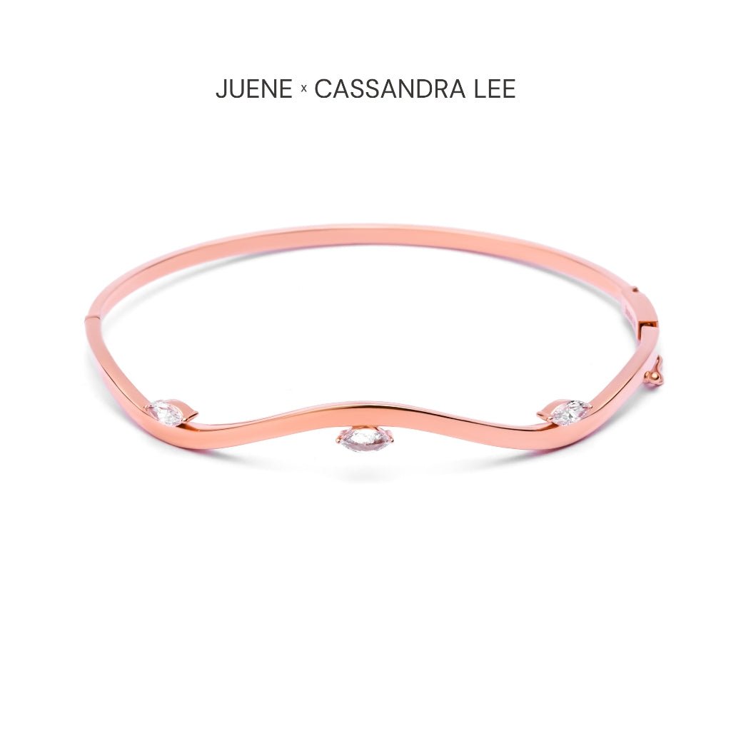 Gelang Emas 7k - Wavey Gold Bangle - Juene x Cassandra Lee Enchanted Collection - Juene Jewelry - Juene