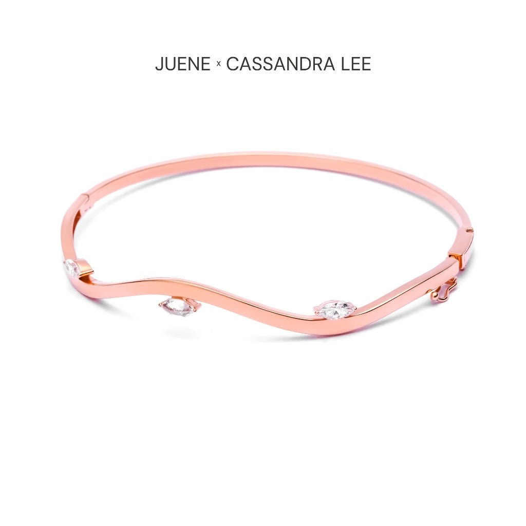 Gelang Emas 7k - Wavey Gold Bangle - Juene x Cassandra Lee Enchanted Collection - Juene Jewelry - Juene